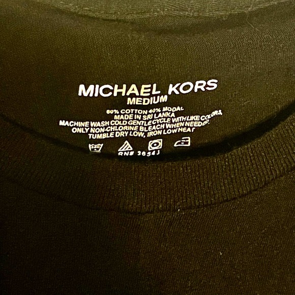 🔥3 for $23🔥 Black Michael Kors Tee UK M - Picture 2 of 3